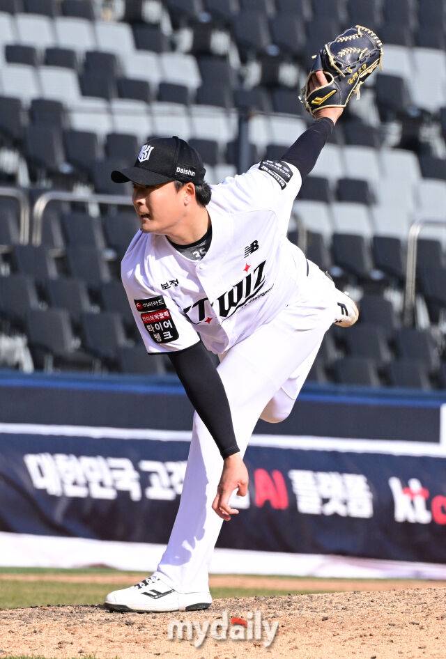 KT 한승혁이 19일 오후 경기도 수원KT위즈파크에서 진행된 ‘2026 신한 SOL KBO리그’ 키움-KT의 시범경기에서 구원 등판해 역투를 펼치고 있다./마이데일리