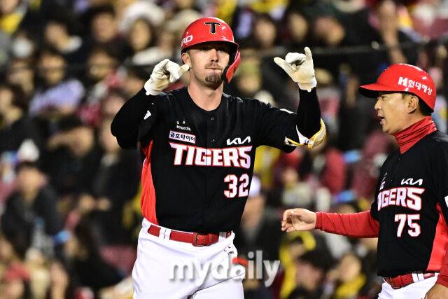 31일 서울 잠실야구장에서 열린 '2026 신한 SOL BANK KBO리그' LG 트윈스와 KIA 타이거즈 경기. KIA 데일이 3회초 2사 1-3루에 1타점 적시타를 친 후 기뻐하고 있다./잠실=한혁승 기자 hanfoto@mydaily.co.kr