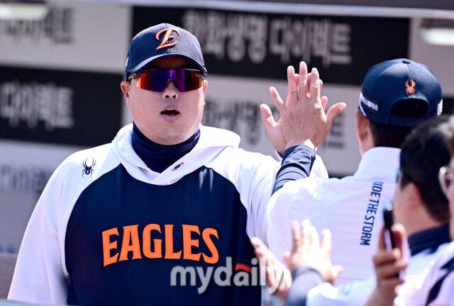 2026년 3월 29일 오후 대전 한화생명볼파크에서 열린 ‘2026 신한 SOL KBO리그' 키움 히어로즈와 한화 이글스의 경기. 한화 류현진이 하이파이브를 하고 있다./마이데일리