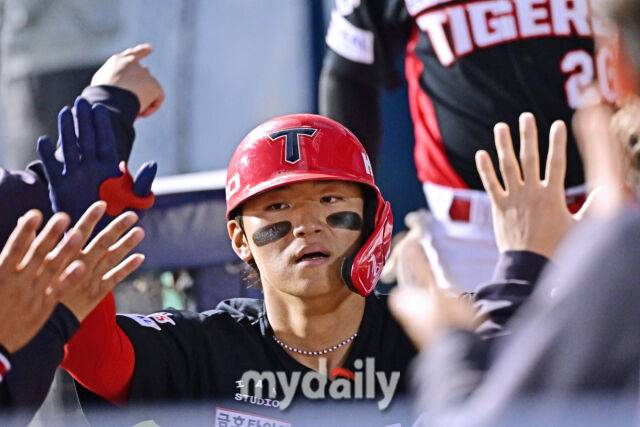 31일 서울 잠실야구장에서 열린 '2026 신한 SOL BANK KBO리그' LG 트윈스와 KIA 타이거즈 경기. KIA 김도영이 2회초 2사 2루에 투런포를 친 후 기뻐하고 있다./잠실=한혁승 기자 hanfoto@mydaily.co.kr
