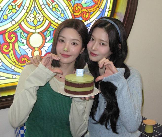 파리바게뜨 파란라벨 모델로 발탁된 권은비(왼쪽)와 김민주. [파리바게뜨 제공]