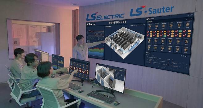 AI 기반 데이터센터 공조관리 솔루션 상황실에서 근무자들이 모니터링하고 있는 모습. [LS일렉트릭 제공]