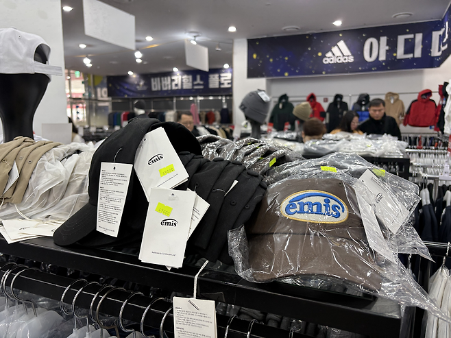 지난달 14일 서울 동대문구 한 쇼핑몰에서 ‘고별 브랜드 세일’ 팝업스토어에 이미스 모자가 판매되고 있다. 박연수 기자