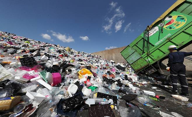 경기도 수원시 영통구 수원시자원순환센터에서 관계자들이 플라스틱 등 재활용 쓰레기를 정리하고 있다. [연합]
