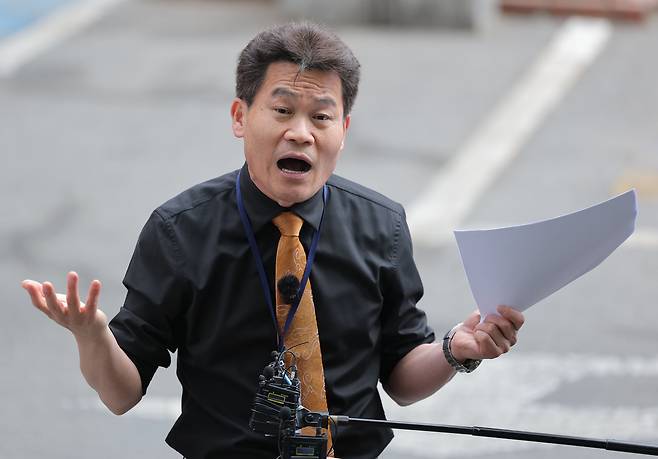 전 한국사 강사 전한길씨가 지난달 27일 동작구 서울경찰청 형사기동대에 피의자 신분으로 조사를 받기 위해 들어가며 발언하고 있다. [연합]