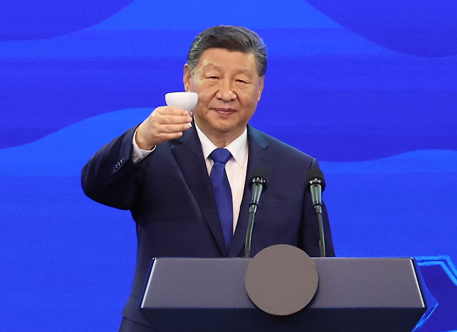 시진핑 중국 국가주석이 지난달 1일 경북 경주 소노캄에서 열린 이재명 대통령 주최 국빈만찬에서 건배사를 하고 있다. 기사 내용과는 무관한 사진. [연합]
