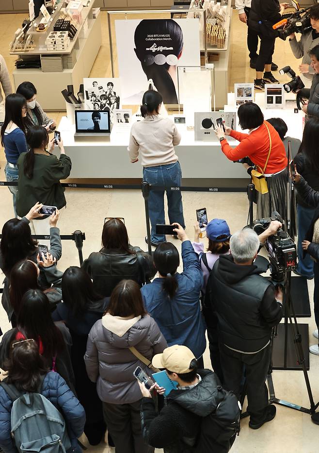 20일 서울 용산구 국립중앙박물관 상품전시관에서 팬들이 국립박물관문화재단과 하이브가 그룹 방탄소년단(BTS)의 정규 5집 ‘아리랑’(ARIRANG) 컴백을 기념해 출시한 협업상품을 구입하기 위해 줄을 서고 있다. [연합]