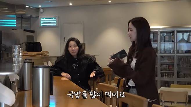 [서울=뉴시스] 모델 장윤주가 배우 전종서와 함께한 식사 자리에서 '황탯국'을 선택한 모습이 공개돼 눈길을 끌고 있다. (사진=유튜브 '윤쥬르') *재판매 및 DB금지 *재판매 및 DB 금지