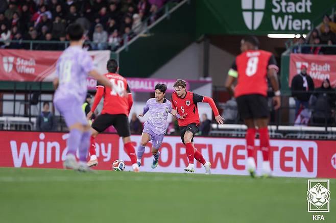 [서울=뉴시스] 31일(현지 시간) 오스트리아 빈 에른스트 하펠 스타디움에서 열린 한국 축구 국가대표팀과 오스트리아의 평가전에서 엄지성이 볼다툼을 하고 있다. 한국은 이날 경기에서 0-1로 패했다. (사진=대한축구협회 제공) 2026.04.01. photo@newsis.com *재판매 및 DB 금지