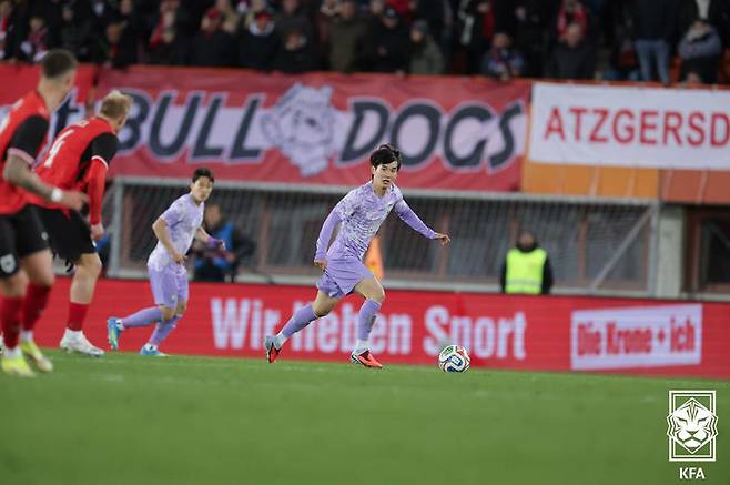 [서울=뉴시스] 31일(현지 시간) 오스트리아 빈 에른스트 하펠 스타디움에서 열린 한국 축구 국가대표팀과 오스트리아의 평가전에서 김진규가 드리블을 하고 있다. 한국은 이날 경기에서 0-1로 패했다. (사진=대한축구협회 제공) 2026.04.01. photo@newsis.com *재판매 및 DB 금지
