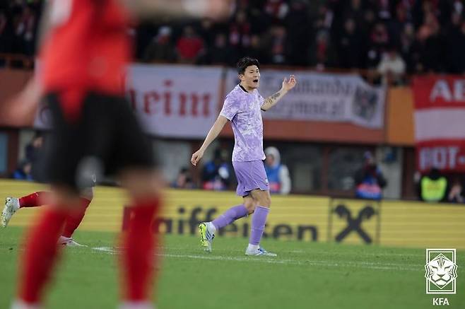 [서울=뉴시스] 31일(현지 시간) 오스트리아 빈 에른스트 하펠 스타디움에서 열린 한국 축구 국가대표팀과 오스트리아의 평가전에서 김민재가 아쉬워 하고 있다. 한국은 이날 경기에서 0-1로 패했다. (사진=대한축구협회 제공) 2026.04.01. photo@newsis.com *재판매 및 DB 금지