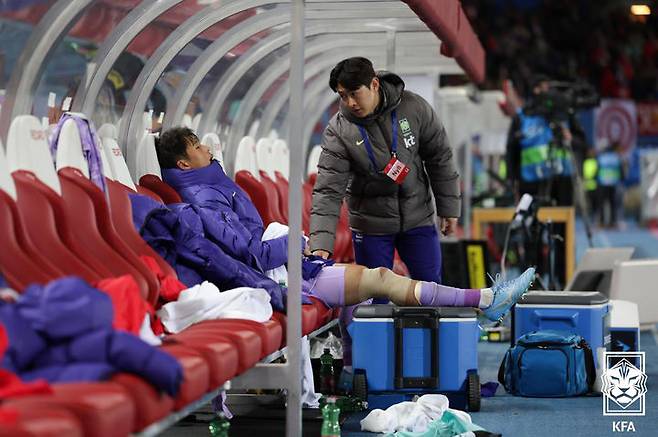 [서울=뉴시스] 31일(현지 시간) 오스트리아 빈 에른스트 하펠 스타디움에서 열린 한국 축구 국가대표팀과 오스트리아의 평가전에서 부상을 당한 김주성이 의무트레이너와 대화하고 있다. (사진=대한축구협회 제공) 2026.04.01. photo@newsis.com *재판매 및 DB 금지