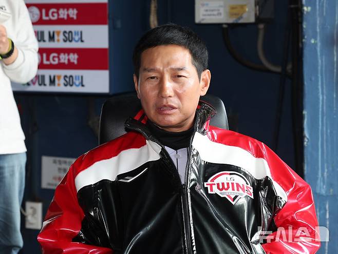 [서울=뉴시스] 배훈식 기자 = 염경엽 LG 트윈스 감독이 28일 오전 서울 송파구 잠실야구장에서 KT 위즈와의 2026 신한 SOL KBO리그 개막전을 앞두고 취재진 질문에 답하고 있다. 2026.03.28. dahora83@newsis.com