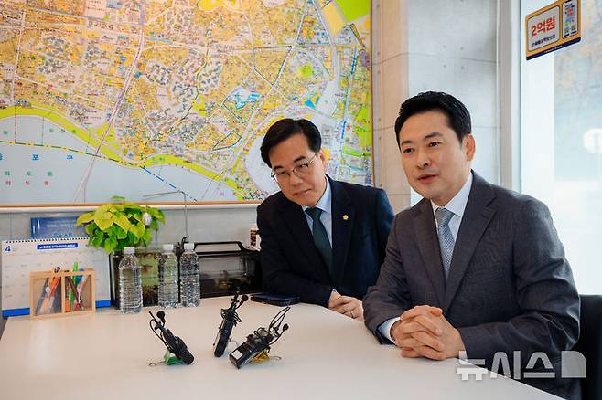 [서울=뉴시스] 홍효식 기자 = 국민의힘 장동혁 대표와 송언석 원내대표 등이 1일 오전 서울 마포구 마포자이더센트리지 아파트 단지 상가의 한 부동산을 찾아 부동산 시장 점검을 하고 있다. (공동취재) 2026.04.01. yesphoto@newsis.com