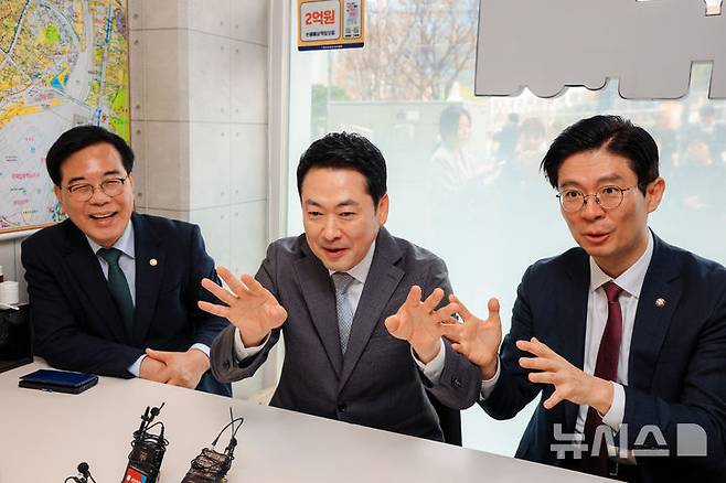 [서울=뉴시스] 홍효식 기자 = 국민의힘 장동혁 대표와 송언석 원내대표 등이 1일 오전 서울 마포구 마포자이더센트리지 아파트 단지 상가의 한 부동산을 찾아 부동산 시장 점검을 하고 있다. (공동취재) 2026.04.01. yesphoto@newsis.com