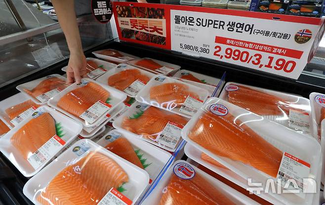 [서울=뉴시스] 롯데레드페스티벌 행사가 시작된 지난해 6월 오후 서울 중구 롯데마트 서울역점을 찾은 시민들이 장을 보고 있다. 미국 내 디젤(경유) 가격이 오르면서 신선식품 유통업체들도 추가 비용을 부과하고 있다고 31일(현지 시간) 뉴욕타임스(NYT)가 보도했다. *사진은 본문과 관계 없음. (사진=뉴시스DB) 2026.04.01.