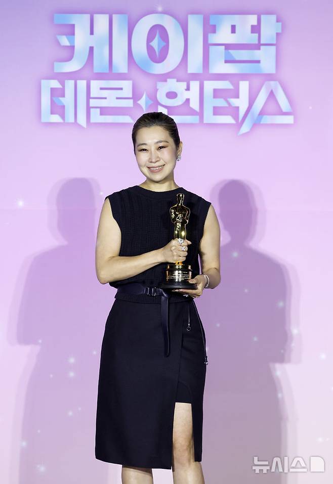 [서울=뉴시스] 김혜진 기자 = 매기 강 감독이 1일 오후 서울 용산구 CGV 용산아이파크몰에서 열린 넷플릭스 영화 '케이팝 데몬 헌터스' 아카데미 수상 기념 기자간담회에서 포즈를 취하고 있다. 2026.04.01. jini@newsis.com