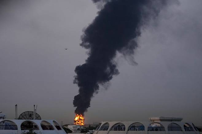 [두바이=AP/뉴시스] 16일(현지 시간) 아랍에미리트(UAE) 두바이 국제공항 인근에서 드론이 연료 탱크를 타격해 화염과 연기가 치솟고 있다. 이 공격으로 화재가 발생하면서 항공편 운항이 일시 중단됐다. 2026.03.17.