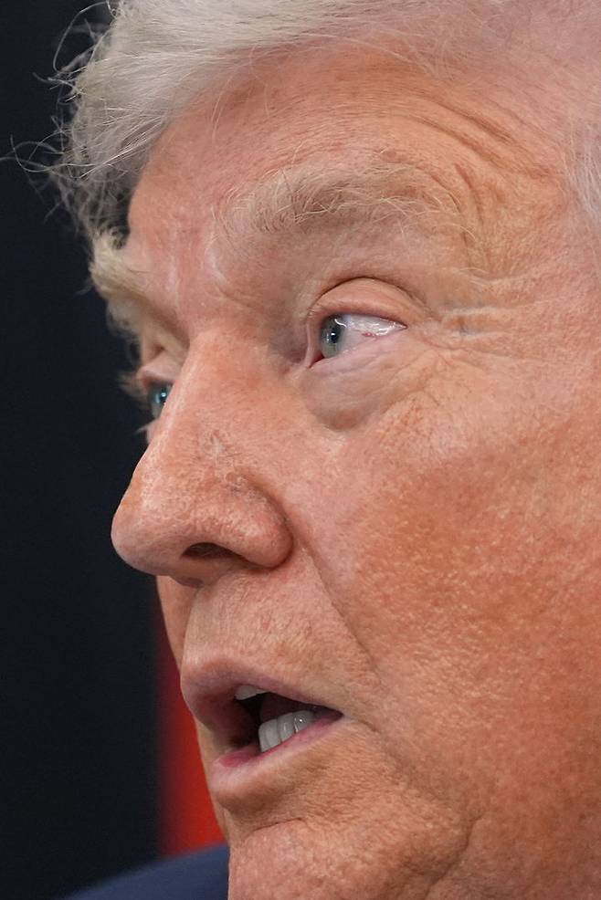 [워싱턴=AP/뉴시스]도널드 트럼프 미 대통령이 31일(현지시각) 백악관 집무실에서 기자들 질문에 답하고 있다. 2026.4.1.