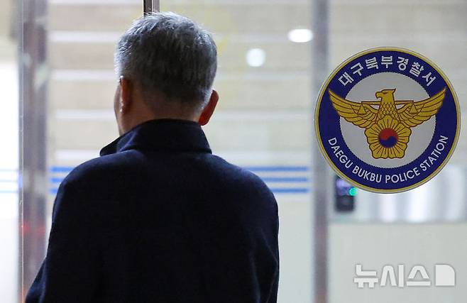 [대구=뉴시스] 이무열 기자 = 31일 대구 북부경찰서에서 50대 여성의 시신을 유기한 혐의를 받는 20대 딸과 사위가 조사를 받고 있다. 이들은 지난 18일 대구 중구 한 주거지에서 50대 여성의 시신을 캐리어에 담아 신천변에 유기한 혐의를 받고 있다.사진은 31일 대구북부경찰서. 2026.03.31. lmy@newsis.com