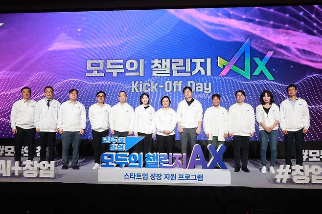 [서울=뉴시스] 한성숙 중소벤처기업부 장관이 1일 서울 영등포구 콘래드 서울에서 열린 '모두의 챌린지 AX 출범식'에서 참석자들과 기념촬영을 하고 있다. (사진=중소벤처기업부 제공) 2026.04.01. photo@newsis.com *재판매 및 DB 금지