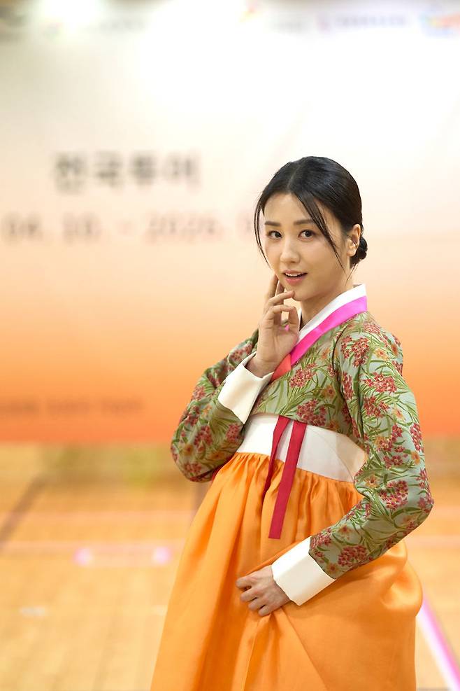 [서울=뉴시스] 1일 서울 강북구 성신여대 미아운정그린캠퍼스 마루연습실에서 열린 연극 '홍도' 기자간담회에서 배우 박하선이 기념사진을 촬영하고 있다. (사진=옐로우밤 제공) 2026.04.01. photo@newsis.com *재판매 및 DB 금지