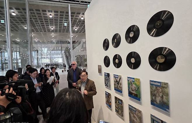 초기작 ‘미디어 샌드위치’를 하쿠다 켄이 설명하고 있다.  *재판매 및 DB 금지