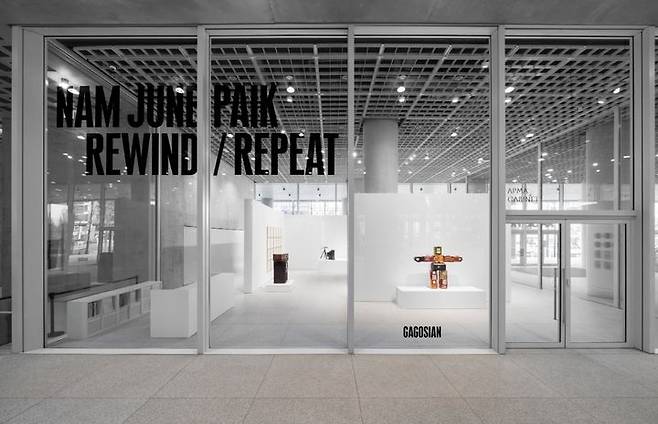 아모레퍼시픽 본사 APMA 캐비닛에서 열리는 백남준 전시 전경. *재판매 및 DB 금지