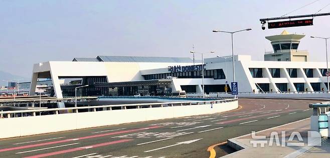 [부산=뉴시스] 부산 강서구에 위치한 김해국제공항 국내선터미널. (사진=뉴시스 DB) photo@newsis.com