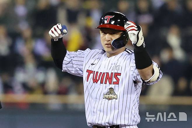 [서울=뉴시스] 조성우 기자 = 1일 오후 서울 송파구 잠실야구장에서 열린 2026 KBO리그 KIA 타이거즈와 LG 트윈스의 경기, LG 8회말 공격 2사 주자 2, 3루서 박동원이 2타점 적시2루타를 때린 뒤 세리머니를 하고 있다. 2026.04.01. xconfind@newsis.com