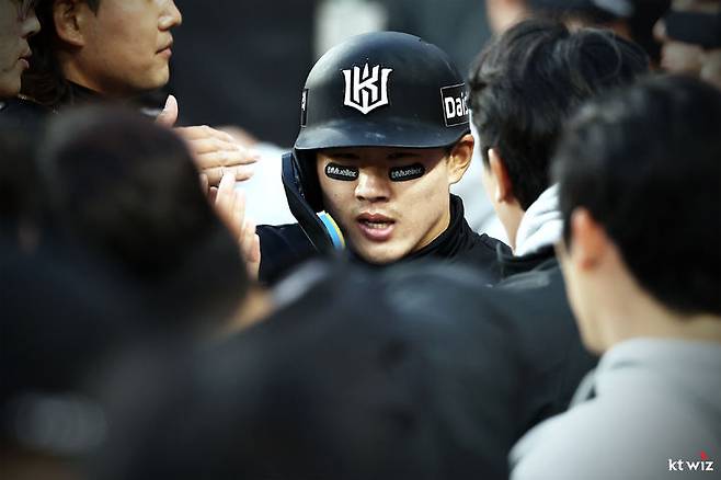 [서울=뉴시스] 프로야구 KT 위즈 최원준이 31일 대전 한화생명볼파크에서 열린 2026 신한 쏠 KBO리그 한화 이글스전에 득점을 올린 뒤 동료들의 축하를 받고 있다. (사진=한화 이글스 제공) 2026.03.31. *재판매 및 DB 금지