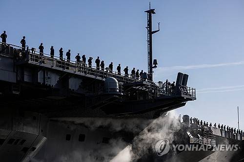 버지니아주 노퍽 기지에서 출항하는 조지 H.W. 부시호 [AP=연합뉴스 제공]