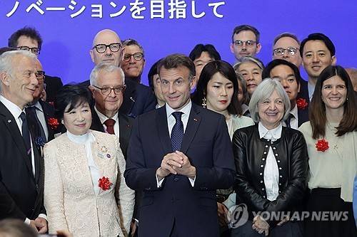 일본·프랑스 기업인들과 단체 사진 찍는 마크롱 대통령 [AFP=연합뉴스 자료사진 제공]