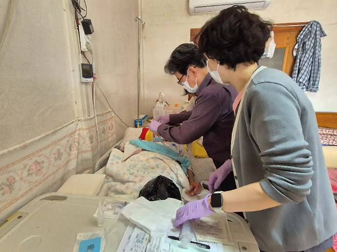 순천의료원 의료진들이 재택의료 서비스를 통해 환자를 치료하고 있다. 전라남도 제공