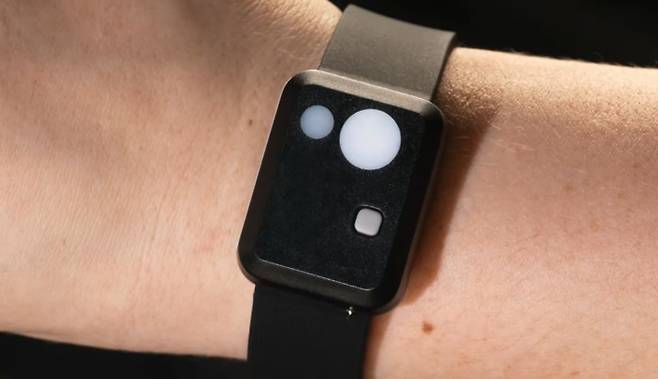 ARCHeR 실험에 사용되는 웨어러블 밴드. NASA Johnson 유튜브 캡처