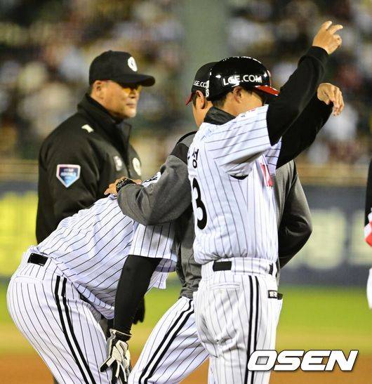 [OSEN=잠실, 지형준 기자] 31일 서울 잠실야구장에서 2026 신한 SOL KBO리그 LG 트윈스와 KIA 타이거즈즈의 경기가 열렸다. 이날 LG는 톨허스트, KIA는 아담 올러를 선발로 내세웠다.7회말 1사 1,3루에서 LG 3루주자 문보경이 몸에 이상을 느껴 교체되고 있다. 2026.03.31&nbsp;/ jpnews@osen.co.kr