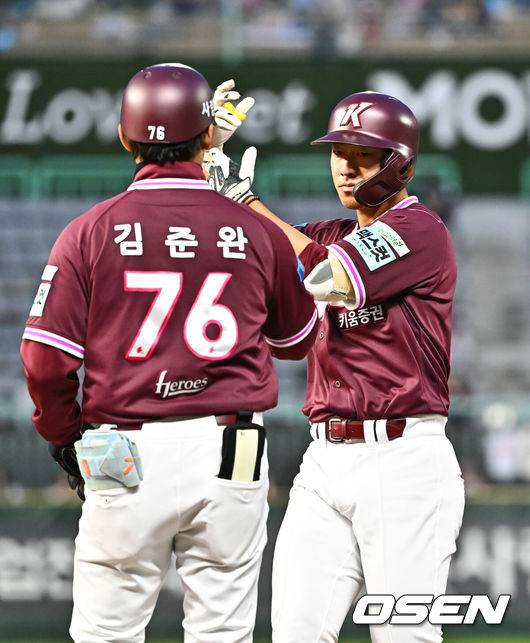 [OSEN=인천, 박준형 기자]  31일 오후 인천 SSG랜더스필드에서 2026 신한 SOL KBO리그&nbsp;SSG 랜더스와 키움 히어로즈의 경기가 진행됐다.이날 SSG는 베니지아노를, 키움은 와일스를 선발투수로 내세웠다. 3회초 키움 선두타자 최재영이 안타를 날리고 김준완 코치와 하이파이브를 하고 있다.   2026.03.31 / soul1014@osen.co.kr