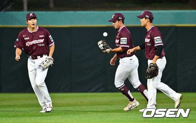 [OSEN=인천, 박준형 기자]  31일 오후 인천 SSG랜더스필드에서 2026 신한 SOL KBO리그&nbsp;SSG 랜더스와 키움 히어로즈의 경기가 진행됐다.이날 SSG는 베니지아노를, 키움은 와일스를 선발투수로 내세웠다. 2회말 2사 1루 SSG 최지훈의 외야뜬공을 키움 최재영 1루수가 잡아낸뒤 미소 짓고 있다   2026.03.31 / soul1014@osen.co.kr