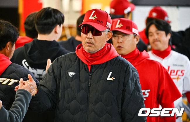 [OSEN=인천, 박준형 기자] 프로야구 SSG 랜더스가 시원한 홈런 2방을 앞세워 개막 3연승을 질주했다.&nbsp;SSG는 31일 인천 SSG랜더스필드에서 열린 ‘2026 신한은행 SOL Bank KBO리그’ 키움 히어로즈와의 경기에서 9-3으로 승리했다.&nbsp;경기종료 후 SSG 이숭용 감독이 코칭스태프와 하이파이브를 하고 있다.  2026.03.31 / soul1014@osen.co.kr