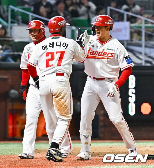 [OSEN=인천, 박준형 기자]  31일 오후 인천 SSG랜더스필드에서 2026 신한 SOL KBO리그&nbsp;SSG 랜더스와 키움 히어로즈의 경기가 진행됐다.이날 SSG는 베니지아노를, 키움은 와일스를 선발투수로 내세웠다. 7회말 1사 1,2루 SSG 김재환이 3점 홈런을 날린뒤 주자들의 축하를 받고 있다.     2026.03.31 / soul1014@osen.co.kr