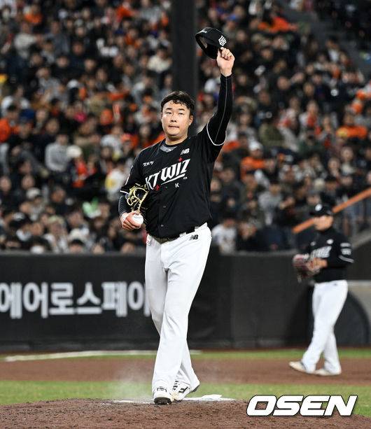 [OSEN=대전, 이대선 기자] 31일 대전 한화생명볼파크에서 2026 신한 SOL KBO리그 한화 이글스와 KT 위즈의 경기가 열렸다.이날 한화는 오웬 화이트, KT는 케일럽 보쉴리를 선발로 내세웠다.6회말 무사에서 KT 한승혁이 홈팬들을 향해 모자를 벗어 인사를 하고 있다. 2026.03.31 /sunday@osen.co.kr