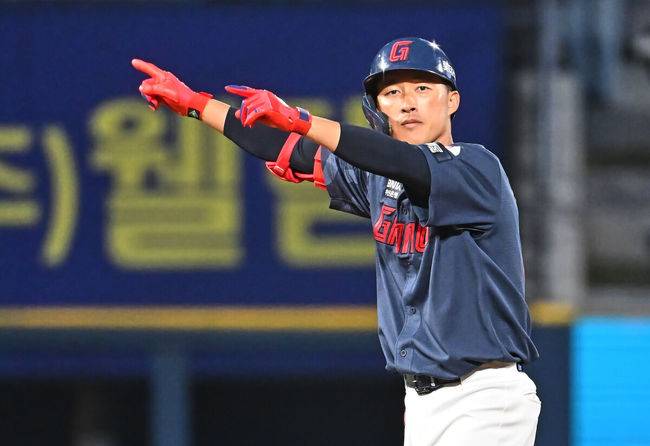 [OSEN=창원, 이석우 기자] 31일 창원NC파크에서 2026 신한 SOL KBO 리그 NC 다이노스와 롯데 자이언츠의 경기가 열렸다. 홈팀 NC는 토다가, 방문팀 롯데는 박세웅이 선발 출전했다. 롯데 자이언츠 노진혁이 2회초 무사 2루 좌중간 1타점 2루타를 치고 세리머니를 하고 있다. 2026.03.31 / foto0307@osen.co.kr