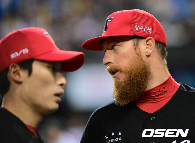 [OSEN=잠실, 지형준 기자] 31일 서울 잠실야구장에서 2026 신한 SOL KBO리그 LG 트윈스와 KIA 타이거즈즈의 경기가 열렸다.이날 LG는 톨허스트, KIA는 아담 올러를 선발로 내세웠다.1회말 수비를 마치고 KIA 올러가 호수비를 펼친 김호령과 기뻐하고 있다. 2026.03.31 / jpnews@osen.co.kr