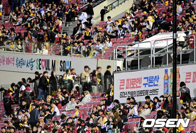 [OSEN=잠실, 지형준 기자] 31일 서울 잠실야구장에서 2026 신한 SOL KBO리그 LG 트윈스와 KIA 타이거즈즈의 경기가 열렸다. 이날 LG는 톨허스트, KIA는 아담 올러를 선발로 내세웠다.8회말을 마치고 2-7로 LG가 뒤진 상황, LG 팬들이 야구장을 빠져 나가고 있다. 2026.03.31&nbsp;/ jpnews@osen.co.kr