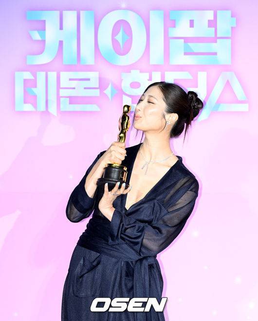 [OSEN=조은정 기자] 넷플릭스 ‘케이팝 데몬 헌터스’ 아카데미 수상 기념 간담회가 1일 서울 용산구 CGV용산아이파크몰에서 열렸다.이날 기자간담회에는 매기 강 감독, 크리스 애플한스 감독, 이재, IDO(이유한, 곽중규, 남희동)가 참석했다.이재가 포즈를 취하고 있다. 2026.04.01 /cej@osen.co.kr