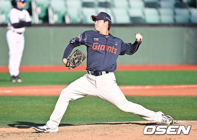 [OSEN=울산, 이석우 기자] 1일 울산 문수야구장에서 2025 울산-KBO Fall League NC 다이노스와 롯데 자이언츠의 결승 경기가 열렸다. NC 다이노스는 원종해가, 롯데 자이언츠는 정성종이 선발 출전했다. 롯데 자이언츠 박세진이 역투하고 있다. 2025.11.01 / foto0307@osen.co.kr