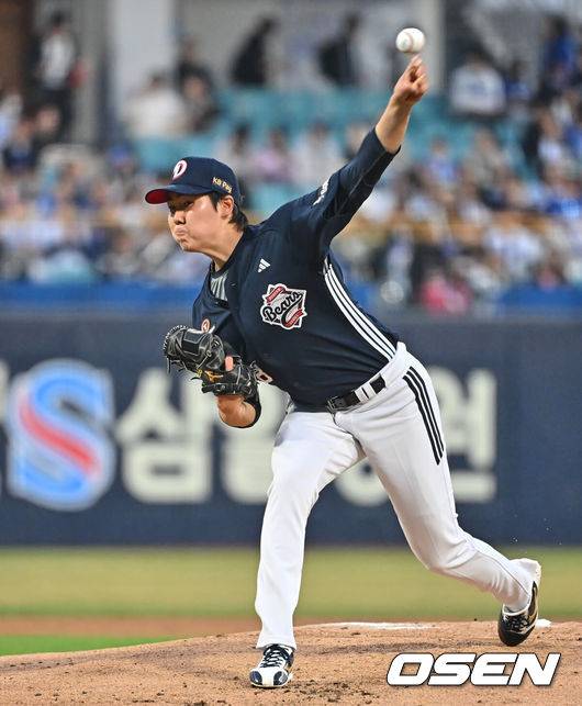 [OSEN=대구, 이석우 기자] 1일 대구삼성라이온즈파크에서 2026 신한 SOL KBO 리그 삼성 라이온즈와 두산 베어스의 경기가 열렸다. 홈팀 삼성은 양창섭이, 방문팀 두산은 최승용이 선발 출전했다. 두산 베어스 선발 투수 최승용이 역투하고 있다. 2026.04.01 / foto0307@osen.co.kr
