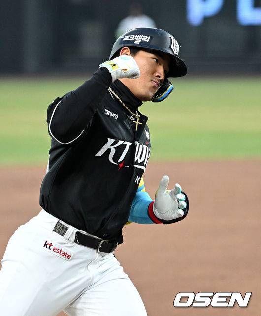 [OSEN=대전, 이대선 기자] 1일 대전 한화생명볼파크에서 2026 신한 SOL KBO리그 한화 이글스와 KT 위즈의 경기가 열렸다.이날 한화는 류현진, KT는 고영표를 선발로 내세웠다.1회초 2사에서 KT 안현민이 중월 솔로홈런을 치고 환호하고 있다. 2026.04.01 /sunday@osen.co.kr