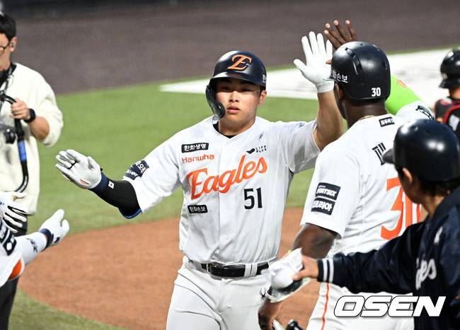 [OSEN=대전, 이대선 기자] 1일 대전 한화생명볼파크에서 2026 신한 SOL KBO리그 한화 이글스와 KT 위즈의 경기가 열렸다.이날 한화는 류현진, KT는 고영표를 선발로 내세웠다.1회말 1사 1루에서 한화 문현빈이 우월 투런 홈런을 치고 환호하고 있다. 2026.04.01 /sunday@osen.co.kr