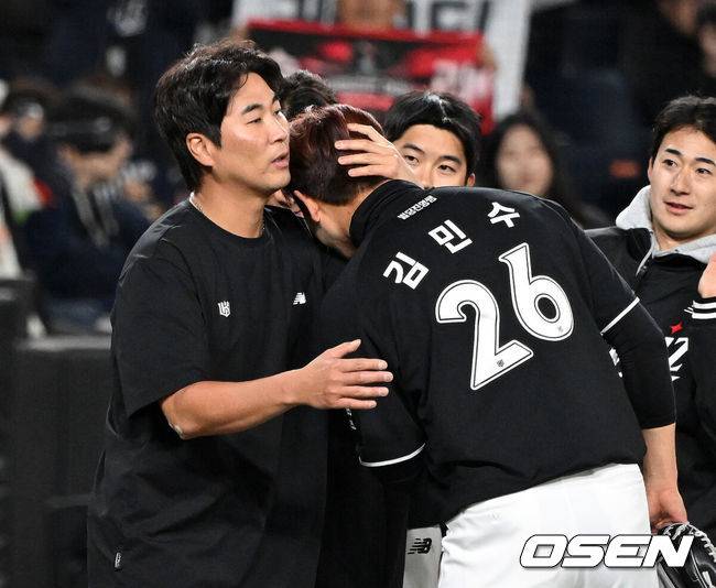 [OSEN=대전, 이대선 기자] 프로야구 KT 위즈가 한화 이글스를 연이틀 꺾고 개막 4연승을 달렸다.이강철 감독이 이끄는 KT는 1일 대전 한화생명 볼파크에서 열린 2026 신한 SOL KBO리그 한화와의 원정경기에서 난타전 끝에 14-11 역전승을 거뒀다. 이날 승리까지 KT가 4경기 전승을 기록 중이고, 한화는 2승2패를 마크했다.경기 종료 후 KT 우규민과 김민수가 승리의 기쁨을 나누고 있다. 2026.04.01 /sunday@osen.co.kr